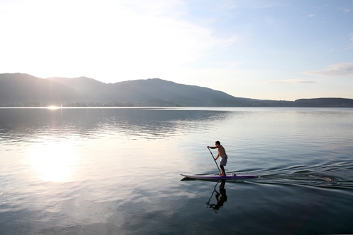 Surf Padler am See